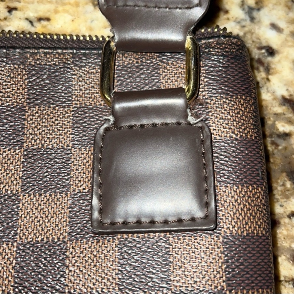 Rep. LV Crossbody - Picture 5 of 15